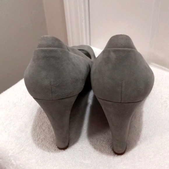 COPY - Banana Republic Sz 8.5 Grey Suede Wedges - Picture 3 of 8